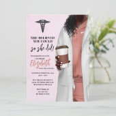 White Coat Médicale School Graduation Invitation (Debout devant)