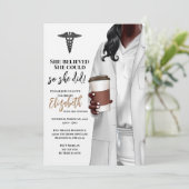 White Coat Médicale School Graduation Invitation (Debout devant)