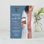 White Coat Médicale School Graduation Invitation (Debout devant)