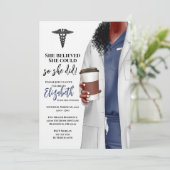 White Coat Médicale School Graduation Invitation (Debout devant)
