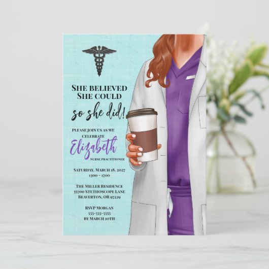 White Coat Médicale School Graduation Invitation (Debout devant)