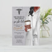 White Coat Médicale School Graduation Invitation (Debout devant)