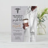 White Coat Médicale School Graduation Invitation (Debout devant)
