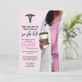 White Coat Médicale School Graduation Invitation (Debout devant)