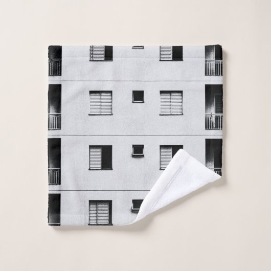 White concrete building (Gant de toilette)
