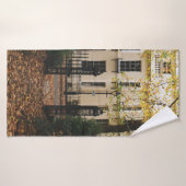 WHITE CONCRETE HOUSE SURROUNDED BY TREES DURING DA (Serviette de bain)