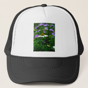 White Cone flower, paarse bloemen en moth Trucker Pet