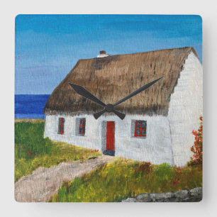 White Cottage die het Zee over het hoofd ziet Vierkante Klok