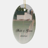 White Country Barn Wedding Keramisch Ornament (Rechts)