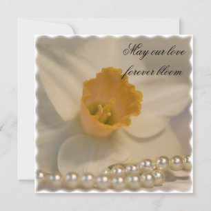 White Daffodil and Pearls Wedding Invitation Kaart