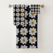 White Dahlia Floral Pattern on Black Bad Handdoek (Insitu)