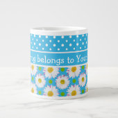 White Daisies en Polka Dots op Sky Blue Extra Grote Mok (Voorkant)