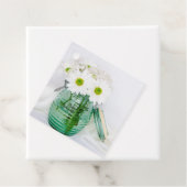 White Daisies in Blue Jar Vase Wedding Bedankjes Labels (In situ)