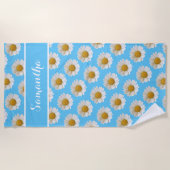 White Daisies on Sky Blue Personalized Beach Towel Strandlaken (Voorkant)