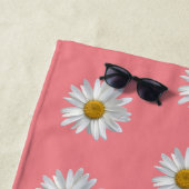 White Daisy Blooms Pattern Floral Pink Strandlaken (In situ)