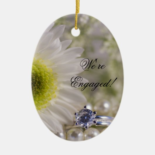 White Daisy en Diamond Ring Verloving Keramisch Ornament (Voorkant)