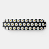 White Daisy Floral Pattern on Black Skateboard (Horizontaal)
