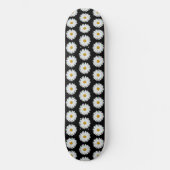 White Daisy Floral Pattern on Black Skateboard (Voorkant)