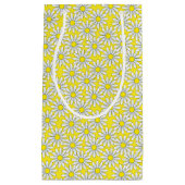 White Daisy Pattern on Yellow Small Gift Bag Klein Cadeauzakje (Voorkant)