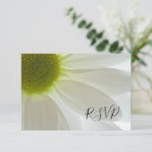 White Daisy Petals Wedding RSVP Response Kaart (Staand voorkant)