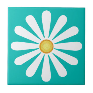 White daisy, yellow center, op cyaan tegeltje