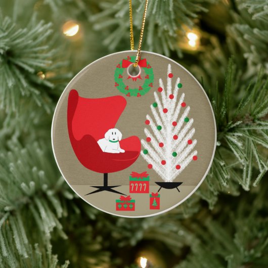 White Dog in Mid Century Christmas Room Keramisch Ornament (Boom)