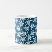 White en Blue Coastal Style Turtle Pattern Koffiemok (Center)
