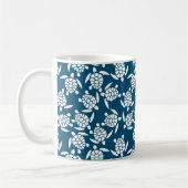 White en Blue Coastal Style Turtle Pattern Koffiemok (Links)