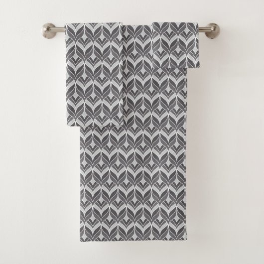 White en Grey Art Deco Patroon Bad Handdoek (Insitu)