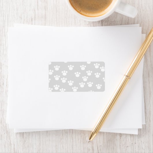 White en Light Grey Paw Print Pattern. Etiket (Insitu)