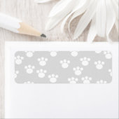 White en Light Grey Paw Print Pattern. Etiket (Insitu)