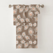 White en Peach Peacock Feathers op Taupe Tan Bad Handdoek (Insitu)