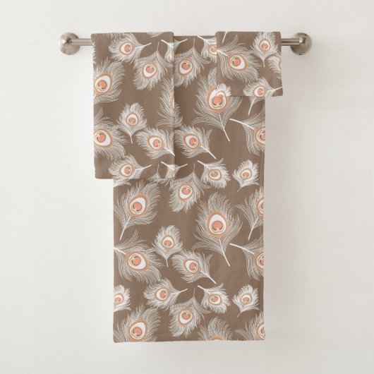 White en Peach Peacock Feathers op Taupe Tan Bad Handdoek (Insitu)