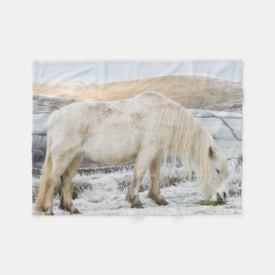 White Fell Pony op Moorland in Winter Fleece Deken