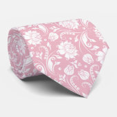 White Floral Damask over lichte roze achtergrond Stropdas (Opgerold)