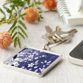 White Flowers op Blue Grunge Sleutelhanger (Zijkant)