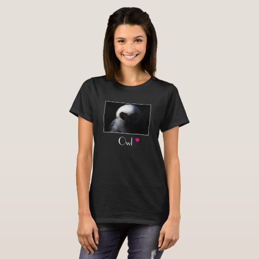 White Fuzzy Owl with Piercing Gaze T-shirt (Voorkant volledig)