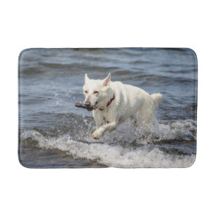 White German Shepard op Lake George Badmat
