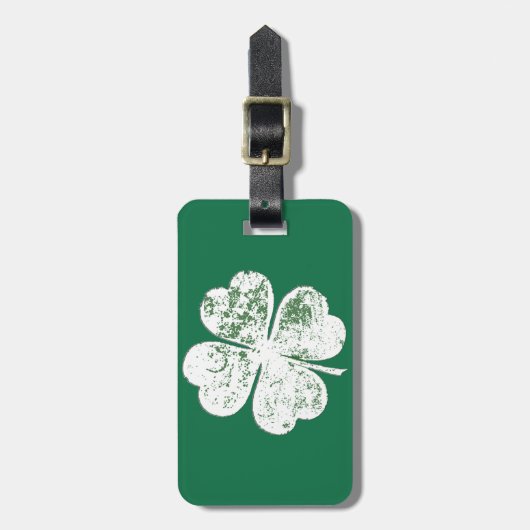 White Grungy four-Leaf Clover op Green Ground Bagagelabel (Voorkant verticaal)