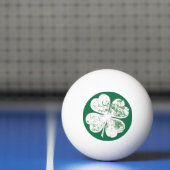 White Grungy four-Leaf Clover op Green Ground Pingpongballen (Net)