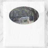 White Horse in bomen Ovale Sticker (Tas)