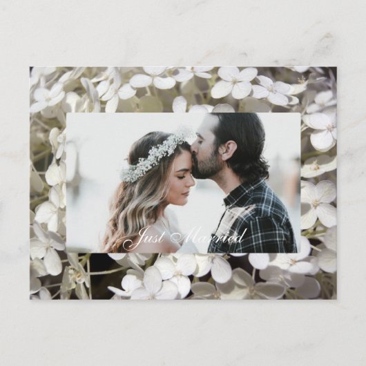 White Hydrangea Floral Just Married Foto Aankondigingskaart (Voorkant)