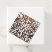 White Lace Rustic Wood Wedding Bedankjes Labels (In situ)