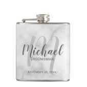 White Marble Modern Script Personalized Groomsmen Heupfles (Voorkant)