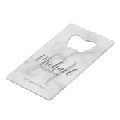 White Marble Modern Script Personalized Groomsmen Kredietkaart Flessenopener (Voorkant Gekanteld)