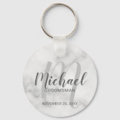 White Marble Modern Script Personalized Groomsmen Sleutelhanger (Voorkant)