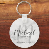 White Marble Modern Script Personalized Groomsmen Sleutelhanger (Voorkant)