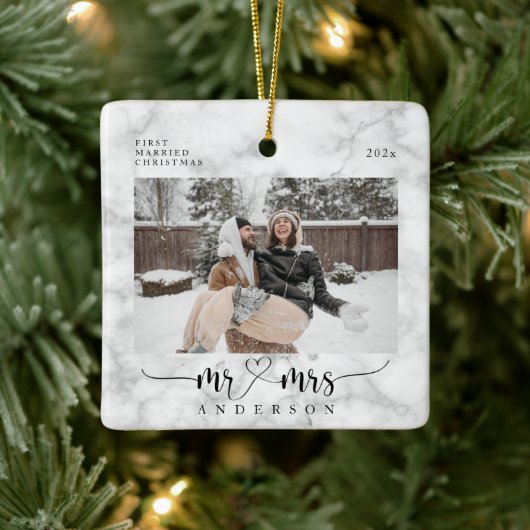 White Marble Mr. en Mrs First Married Kerstmis Keramisch Ornament (Boom)