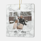 White Marble Mr. en Mrs First Married Kerstmis Keramisch Ornament (Links)