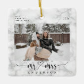 White Marble Mr. en Mrs First Married Kerstmis Keramisch Ornament (Voorkant)